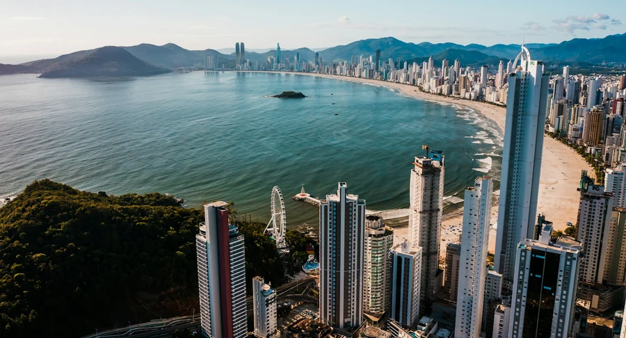 Edifícios residenciais à beira-mar na orla de Balneário Camboriú